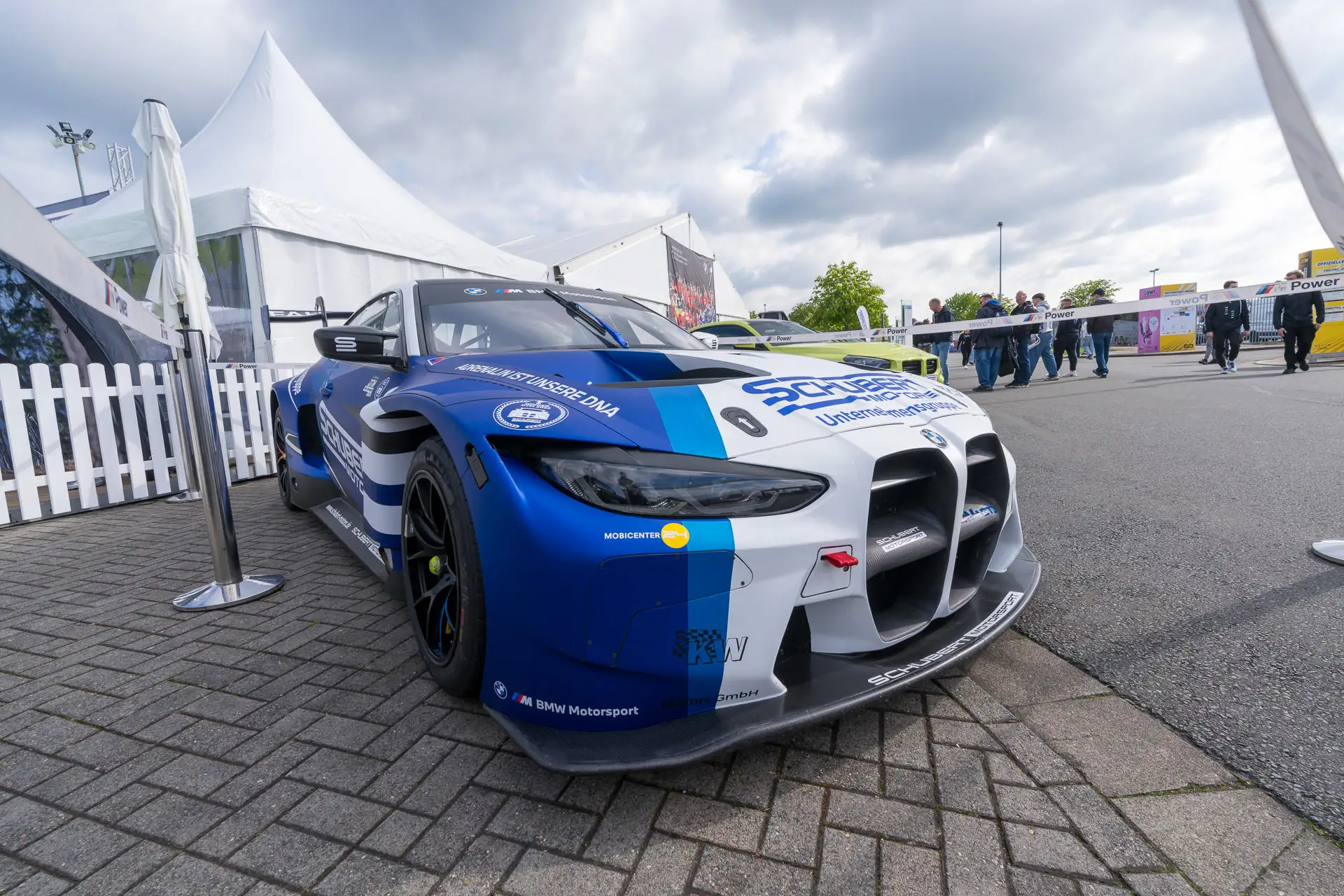 Schubert Motors BMW M4 GT3 Rennwagen auf dem Messegelände