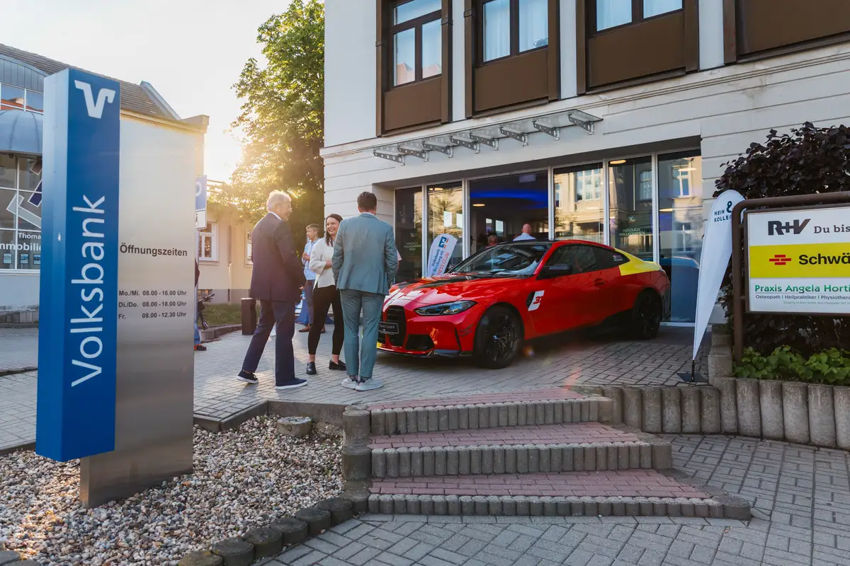 BMW M4 Showcar vor der Volksbank-Filiale