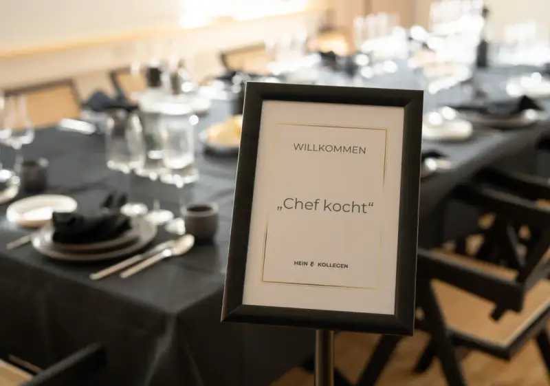 Tischschild „Chef kocht" auf festlich gedeckter Tafel im UnternehmerQuartier