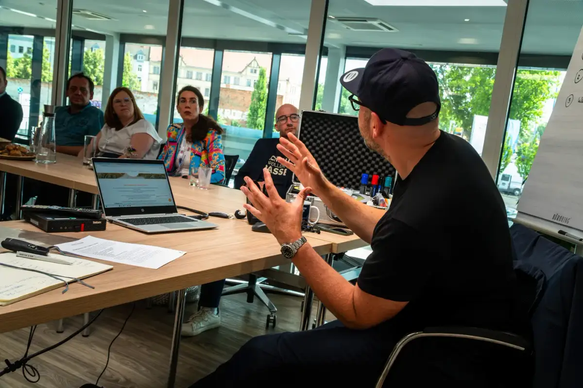 Martin Hein im Workshop mit Teilnehmern