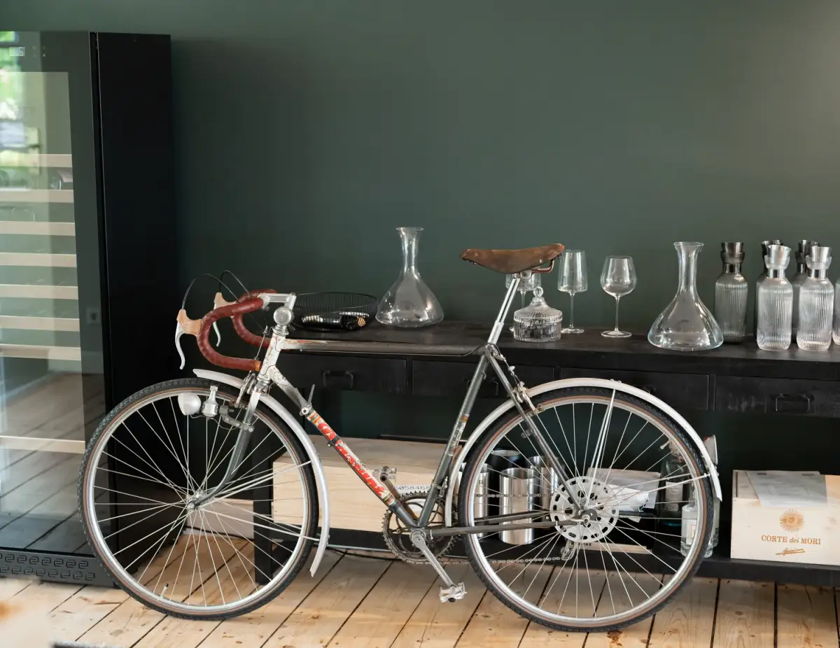 Vintage-Rennrad und Weinkaraffen im UnternehmerQuartier