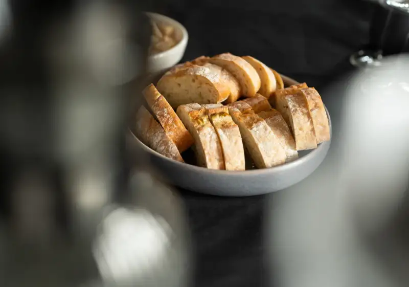Frisches Brot in einer Schale im UnternehmerQuartier