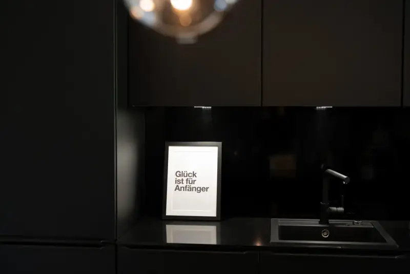 Pendelleuchte über der Designküche im UnternehmerQuartier