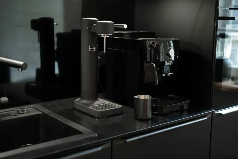 Designküche mit Kaffeemaschine im UnternehmerQuartier