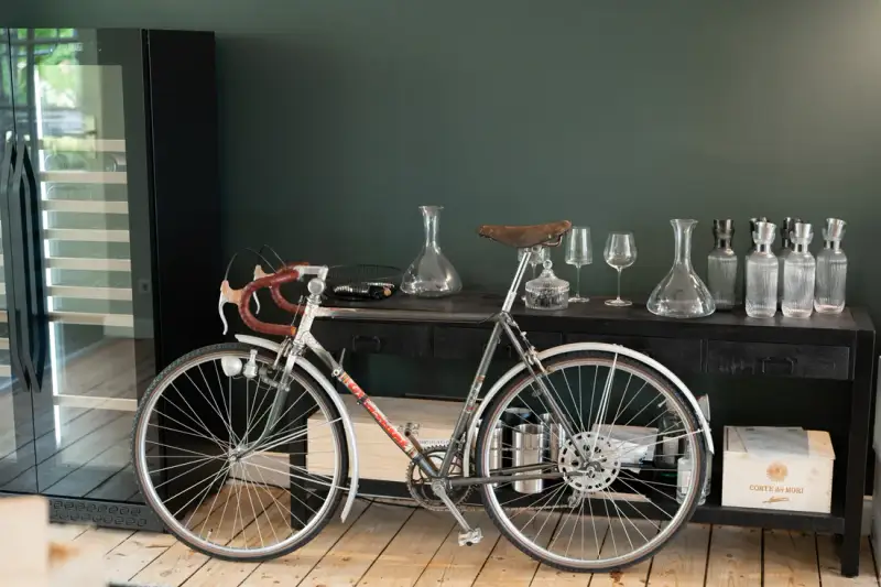Vintage-Rennrad und Weinkaraffen im UnternehmerQuartier