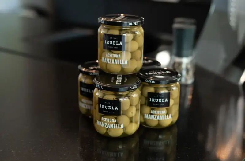 Gläser mit Manzanilla-Oliven auf der Theke im UnternehmerQuartier