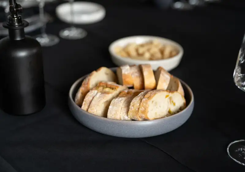 Schale mit Brot auf dunkler Tafel im UnternehmerQuartier