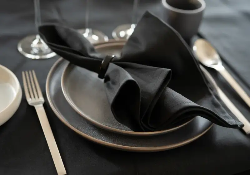 Gedeck mit Serviette und Besteck im UnternehmerQuartier